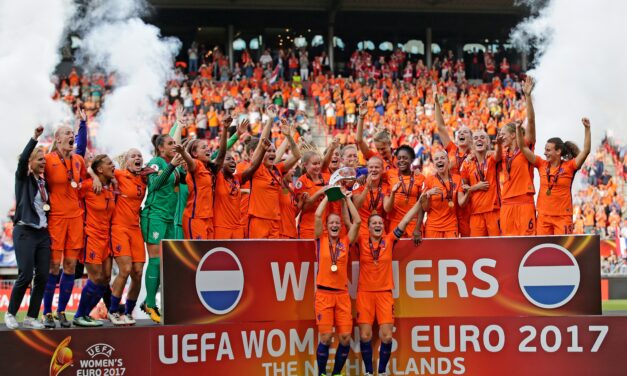 Sarina Wiegman ontvangt Vrouwen Eredivisie Oeuvre Award: erkenning voor blijvende impact op vrouwenvoetbal
